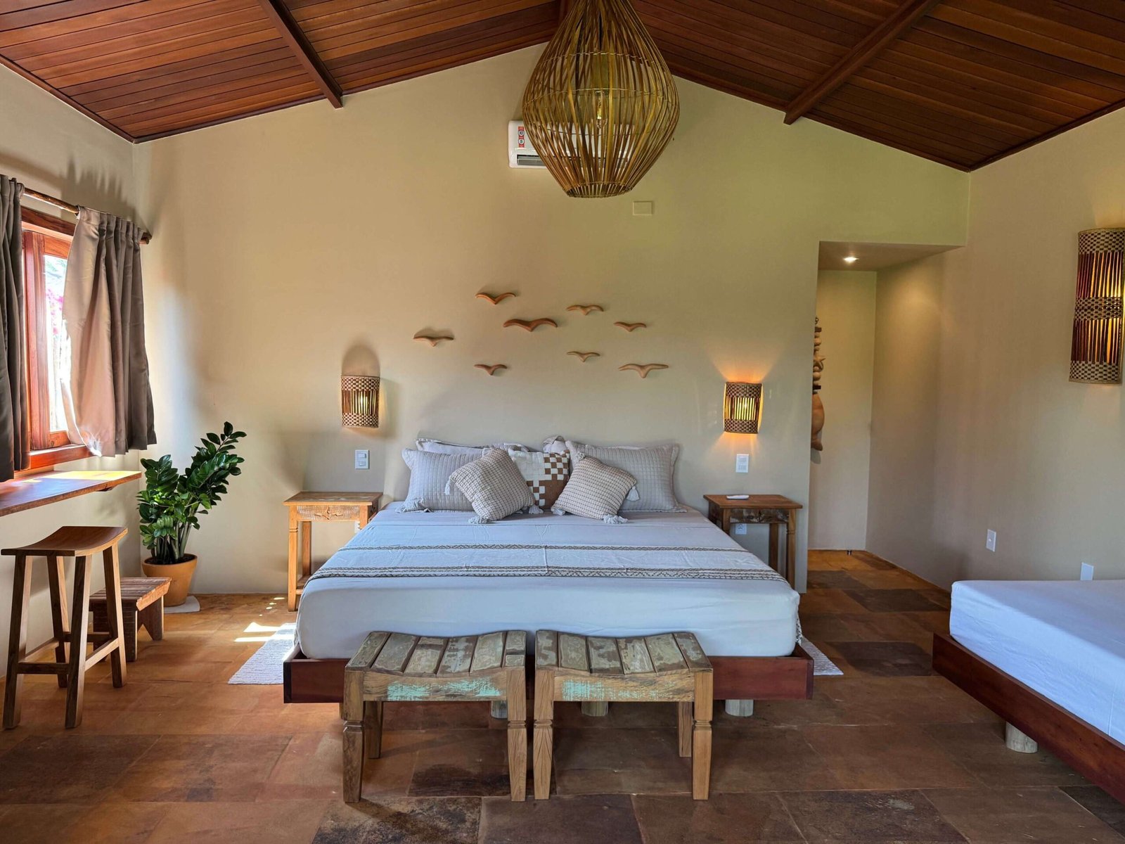 Bright bedroom with double bed at Caju Knots