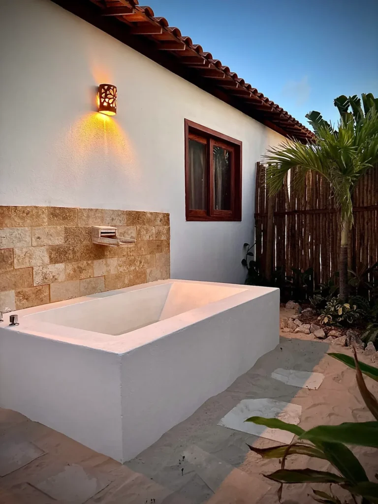 Garden bathtub of Chalé Kitepiroska