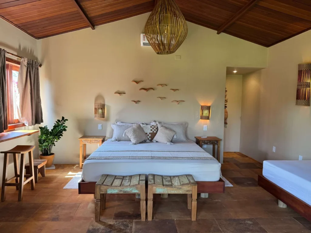Bright bedroom with double bed at Caju Knots