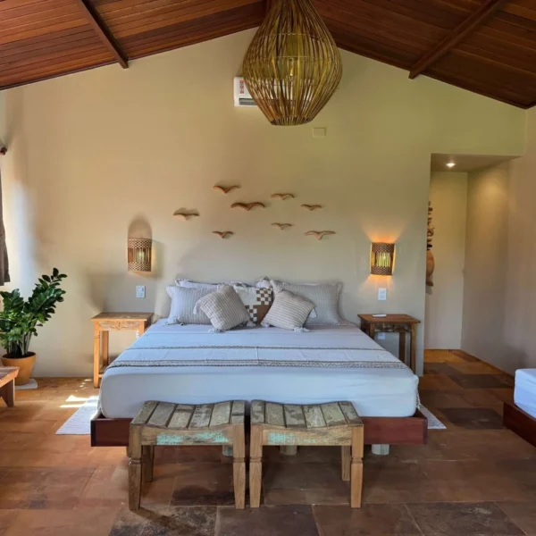 Bright bedroom with double bed at Caju Knots