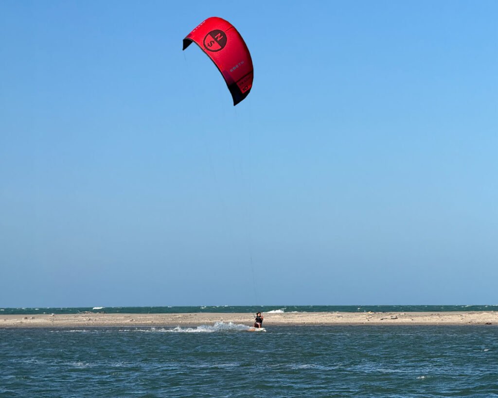 Kitesurfista iniciante praticando na lagoa rasa de Parajuru, Brasil.