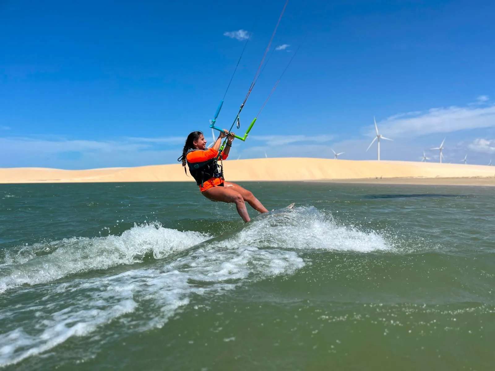 Praticante de kitesurf saltando na lagoa de águas calmas em Parajuru, Brasil.