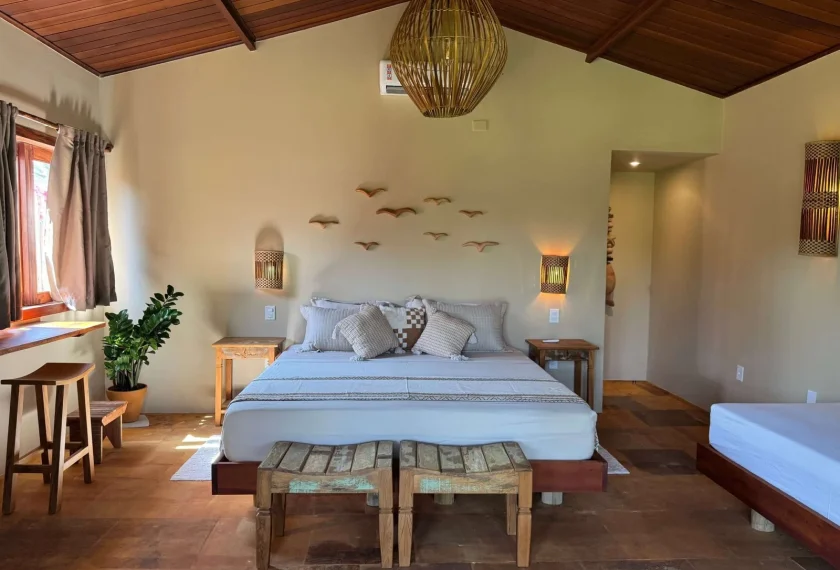 Bright bedroom with double bed at Caju Knots